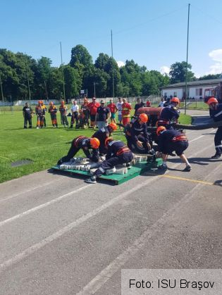 BRAŞOV. Foc pe stadionul din Făgăraş! Serviciile voluntare s-au întrecut pentru a-l stinge 3 serviciile voluntare 4_268616.jpg