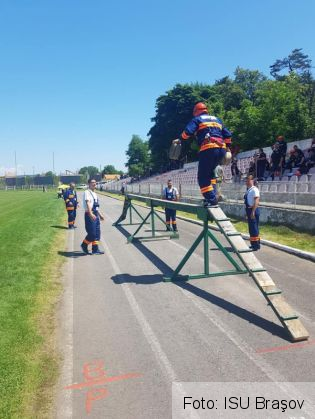 BRAŞOV. Foc pe stadionul din Făgăraş! Serviciile voluntare s-au întrecut pentru a-l stinge 4 serviciile voluntare_268617.jpg