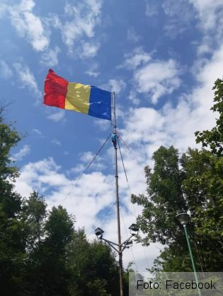 BRAȘOV. Steagul de pe Tâmpa, înlocuit de jandarmi (FOTO) 2 FB_IMG_1562912991312_269880.jpg