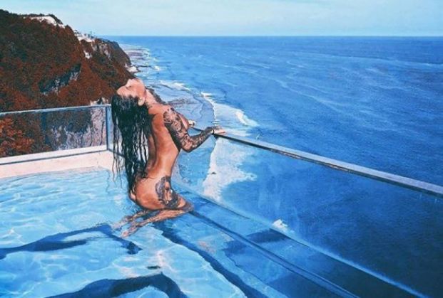 Roxana Vancea, fotografie nud pe saltea 3 roxana-vancea-goala-2_270262.jpg