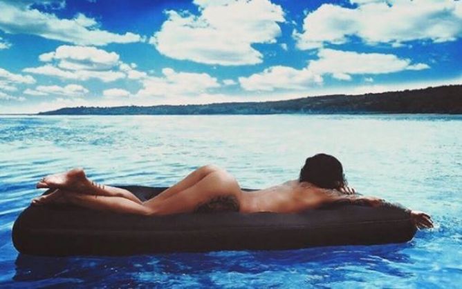 Roxana Vancea, fotografie nud pe saltea 2 roxana-vancea-goala_270261.jpg