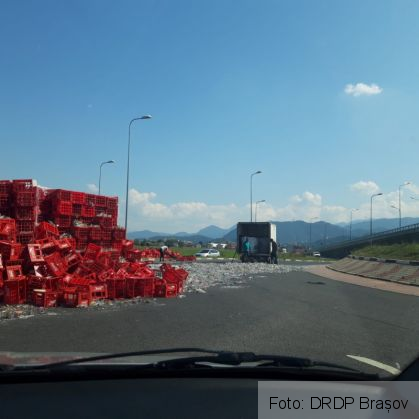 BRAȘOV. TIR răsturnat peste TIR, pe Ocolitoare (FOTO) 3 IMG-20190829-WA0014_271701.jpg