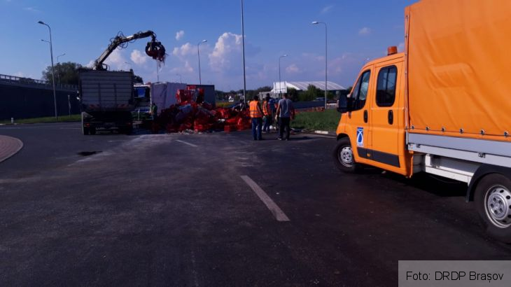 BRAȘOV. TIR răsturnat peste TIR, pe Ocolitoare (FOTO) 4 IMG-20190829-WA0015_271702.jpg