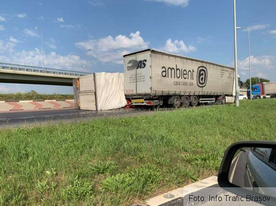 BRAȘOV. TIR răsturnat peste TIR, pe Ocolitoare (FOTO) 2 accident ocolitoare_271699.jpg
