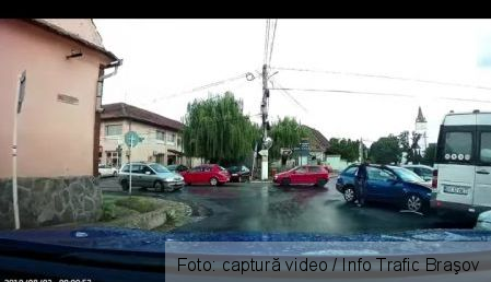 BRAȘOV. Coliziune în centrul localității Hărman (FOTO) 2 screenshot-20190803-100955-facebook.jpg