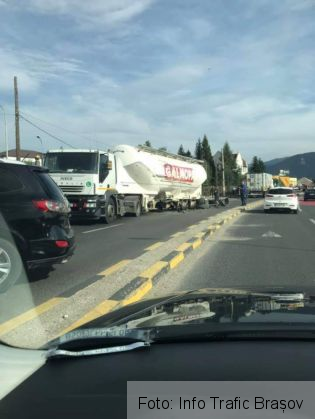 BRAȘOV. Accident între trei TIR-uri, la ieșire din Ghimbav! O persoană este încarcerată 2 FB_IMG_1568036221002_272169.jpg