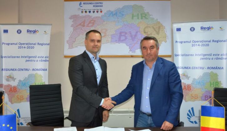 BRAȘOV. Mai puține internări evitabile, cu patru milioane de euro 9 Foto3-Semnare-Contract-Fagaras_273091.jpg