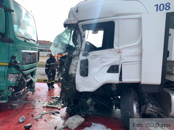 BRAȘOV. Accident între trei TIR-uri, la ieșire din Ghimbav! O persoană este încarcerată 3 IMG-20190909-WA0046_272172.jpg