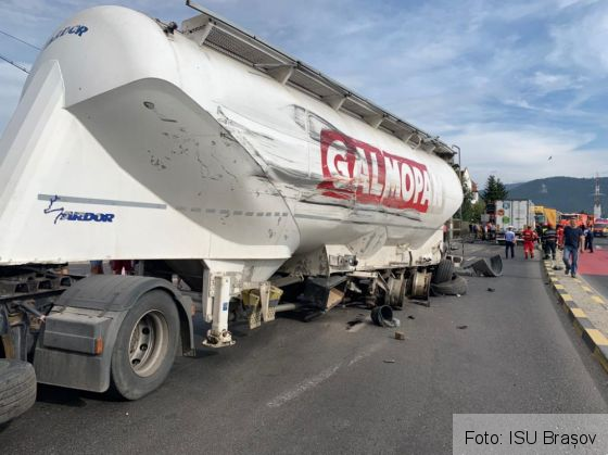 BRAȘOV. Accident între trei TIR-uri, la ieșire din Ghimbav! O persoană este încarcerată 4 IMG-20190909-WA0047_272173.jpg
