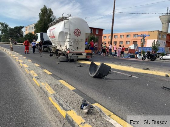 BRAȘOV. Accident între trei TIR-uri, la ieșire din Ghimbav! O persoană este încarcerată 6 IMG-20190909-WA0049_272175.jpg