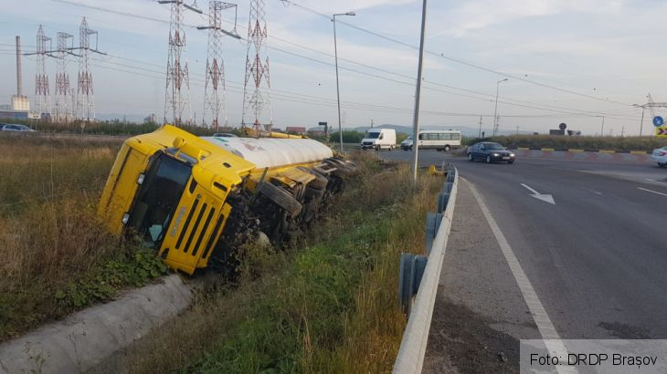 BRAȘOV. Autocisternă răsturnată în afara șoselei, în sensul giratoriu spre Tărlungeni 3 IMG-20190910-WA0000_272211.jpg