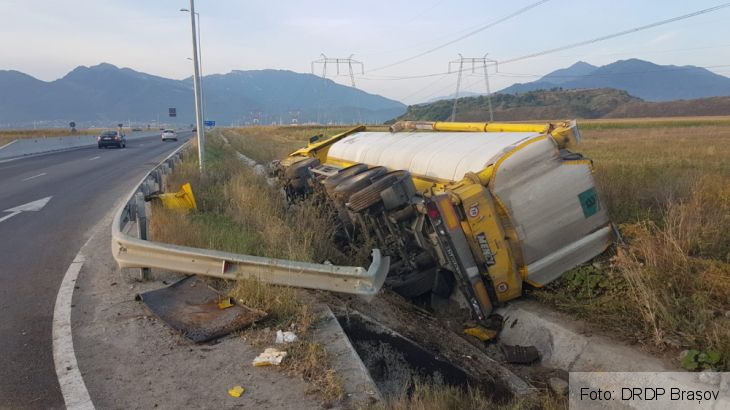 BRAȘOV. Autocisternă răsturnată în afara șoselei, în sensul giratoriu spre Tărlungeni 2 IMG-20190910-WA0001_272212.jpg