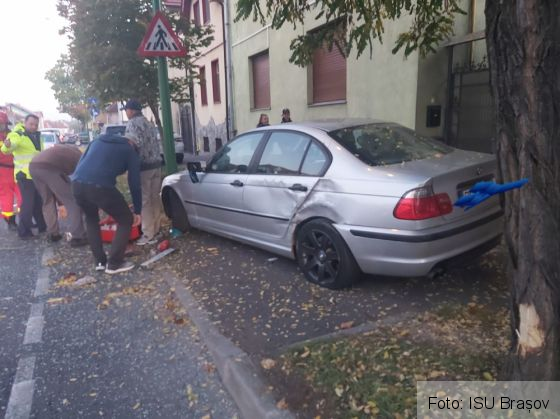 BRAȘOV. Autoturisme răsturnate, pe străzile De Mijloc și Calea Feldioarei! (FOTO) 4 20191018_082647_274089.jpg