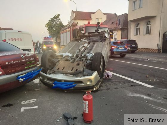 BRAȘOV. Autoturisme răsturnate, pe străzile De Mijloc și Calea Feldioarei! (FOTO) 3 20191018_082754_274088.jpg