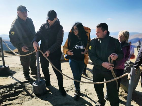 Din Bun-Simț Turistic... SFINXUL din BUCEGI, protejat de un gard împotriva iresponsabililor care vor să-l escaladeze pentru o poză. GALERIE FOTO 2 72361518_963587130679649_8550770172502212608_n_274216.jpg