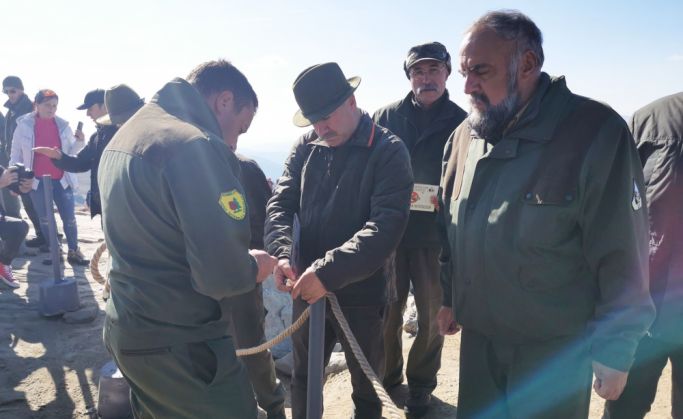 Din Bun-Simț Turistic... SFINXUL din BUCEGI, protejat de un gard împotriva iresponsabililor care vor să-l escaladeze pentru o poză. GALERIE FOTO 3 73370680_396800161204023_2101949018908131328_n_274219.jpg