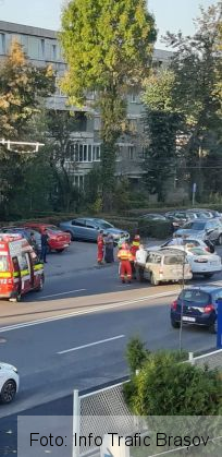 BRAȘOV. Taxi implicat într-un accident, pe strada Hărmanului! (FOTO) 3 FB_IMG_1571152136708_274000.jpg