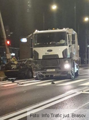 BRAȘOV. Mașină de gunoi implicată într-un incident rutier, lângă Metro! (FOTO) 2 FB_IMG_1572072538476_274391.jpg