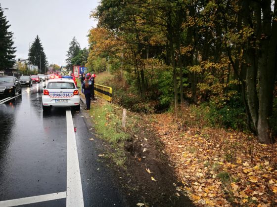BRAŞOV. Autoturism răsturnat în şanţ, pe DN 1, la Predeal! (Update FOTO) 3 IMG-20191006-WA0018_273563.jpg