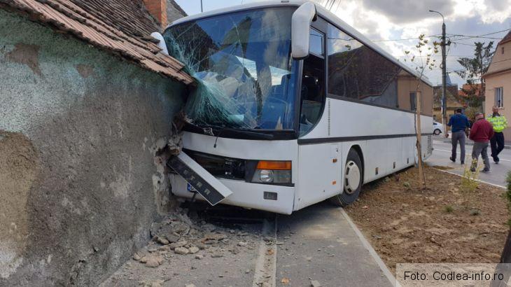BRAȘOV. Autobuz intrat în zidul unei case, la Codlea! (FOTO) 2 IMG-20191008-WA0017_273733.jpg