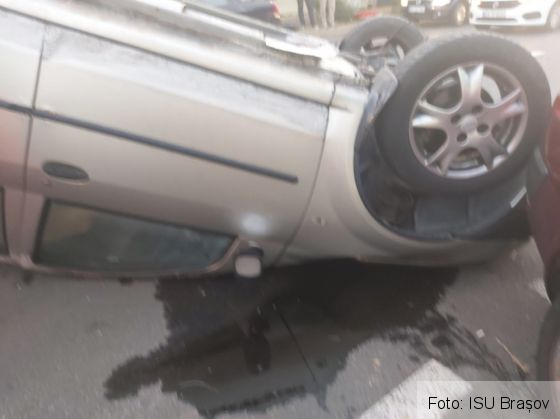 BRAȘOV. Autoturisme răsturnate, pe străzile De Mijloc și Calea Feldioarei! (FOTO) 2 IMG-20191018-WA0007_274081.jpg