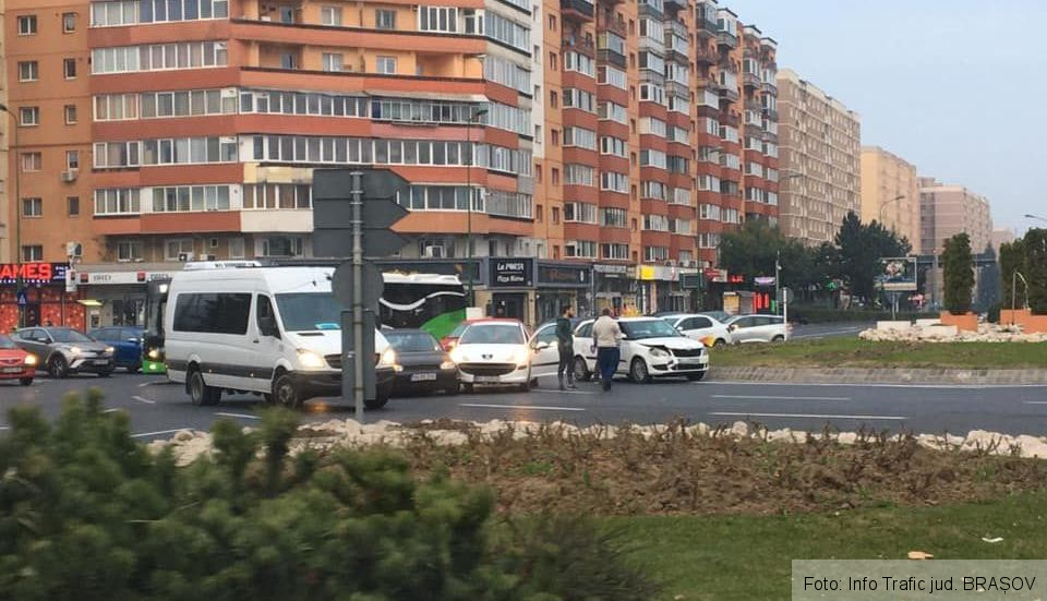 BRAȘOV. Coliziune între trei autoturisme, în sensul giratoriu de lângă McDonald's 2 accident2_4.jpg