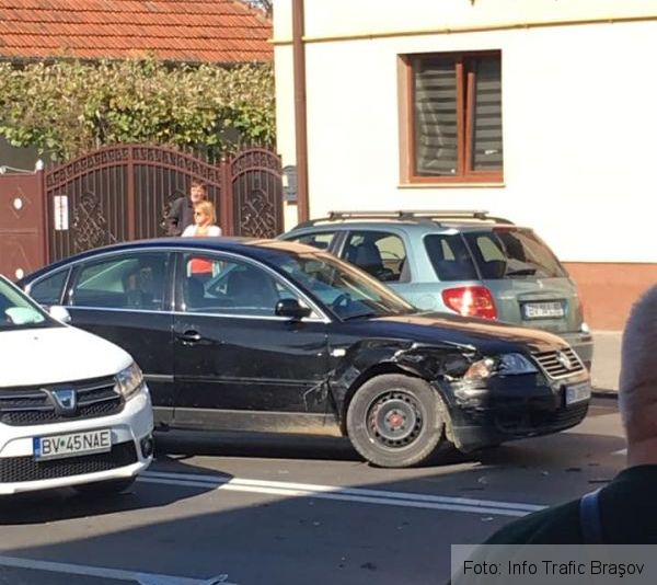 BRAŞOV. Accident pe strada Independenţei! (FOTO) 3 accidentindependentei4.jpg