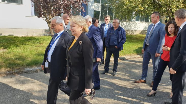 BRAȘOV. Viorica Dăncilă a semnat la IAR Ghimbav un acord de cooperare pentru sprijinirea industriei de apărare. GALERIE FOTO 2 e28db625-f6cb-44e1-b0d9-8d74b6f24f51_274127.jpg