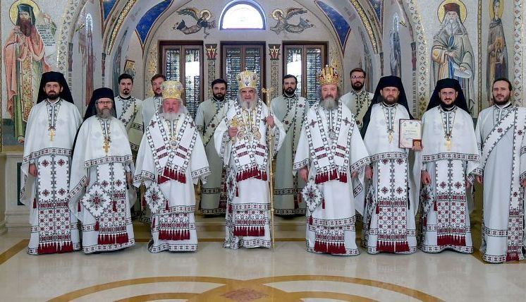 Surpriza de la Patriarhia Română 2 veminte.jpg
