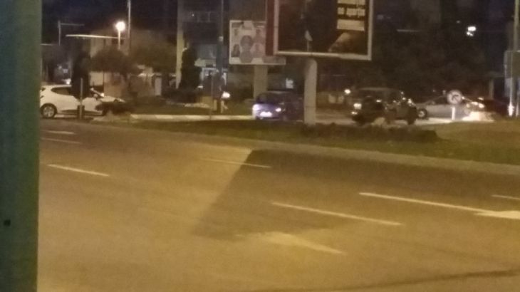 BRAȘOV. A intrat cu viteză peste alt autovehicul în giratoriu (FOTO) 2 20191117_220626_275136.jpg