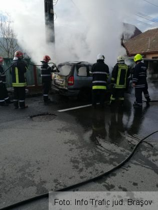 Judeţul BRAŞOV. Autoturism distrus într-un incendiu (FOTO) 3 incendiu sacele 2_275446.jpg