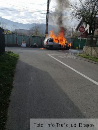 Judeţul BRAŞOV. Autoturism distrus într-un incendiu (FOTO) 4 incendiu sacele 4_275448.jpg