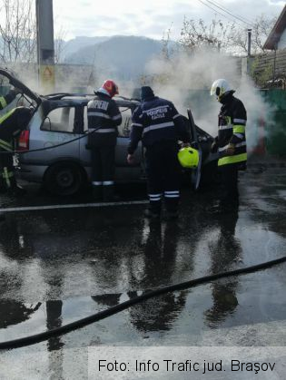 Judeţul BRAŞOV. Autoturism distrus într-un incendiu (FOTO) 2 incendiu sacele_275445.jpg