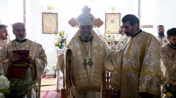 BRAȘOV. Mitropolitul Ardealului a liturghisit la biserica în construcţie din Hărman 3 mitropolit-Harman_275166.jpg