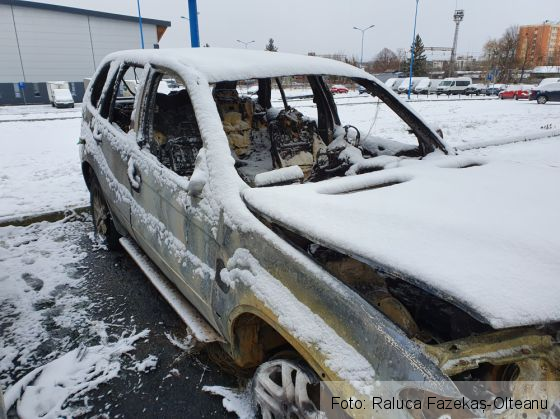 Update. BRAȘOV. BMW în flăcări, azi-noapte, lângă Sala Sporturilor! Focul a distrus și altă mașină (Galerie FOTO) 4 20191229_100741_276543.jpg