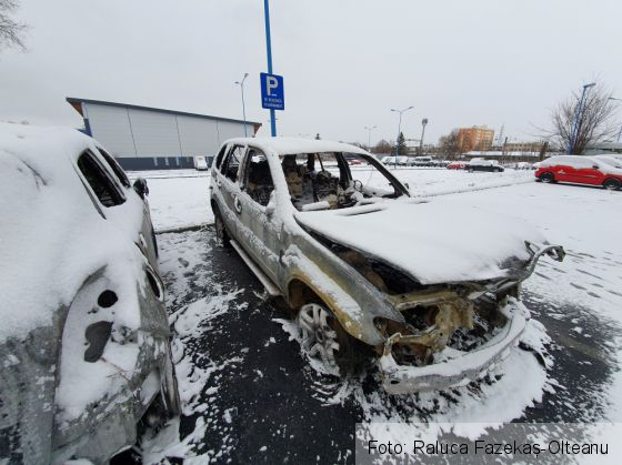 Update. BRAȘOV. BMW în flăcări, azi-noapte, lângă Sala Sporturilor! Focul a distrus și altă mașină (Galerie FOTO) 7 20191229_100745_276546.jpg