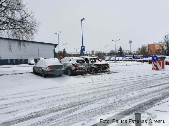 Update. BRAȘOV. BMW în flăcări, azi-noapte, lângă Sala Sporturilor! Focul a distrus și altă mașină (Galerie FOTO) 5 20191229_102219_276544.jpg