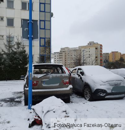 Update. BRAȘOV. BMW în flăcări, azi-noapte, lângă Sala Sporturilor! Focul a distrus și altă mașină (Galerie FOTO) 2 20191229_102314_276541.jpg
