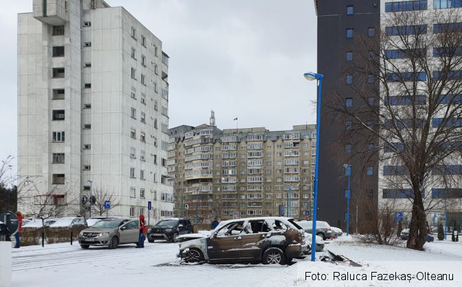 Update. BRAȘOV. BMW în flăcări, azi-noapte, lângă Sala Sporturilor! Focul a distrus și altă mașină (Galerie FOTO) 3 20191229_102342_276542.jpg