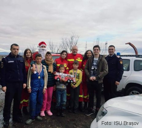 Îndrumat de ISU Brașov, Moș Crăciun a ajuns la o fermă, la trei copii orfani de tată (FOTO) 4 FB_IMG_1577134650872_276448.jpg