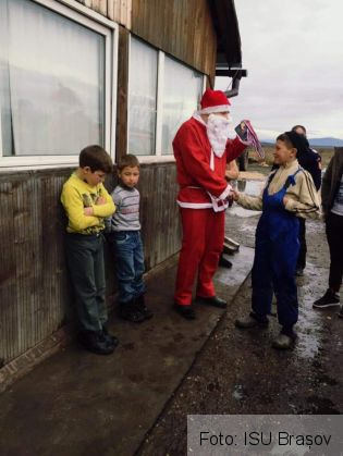 Îndrumat de ISU Brașov, Moș Crăciun a ajuns la o fermă, la trei copii orfani de tată (FOTO) 6 FB_IMG_1577134654403_276450.jpg