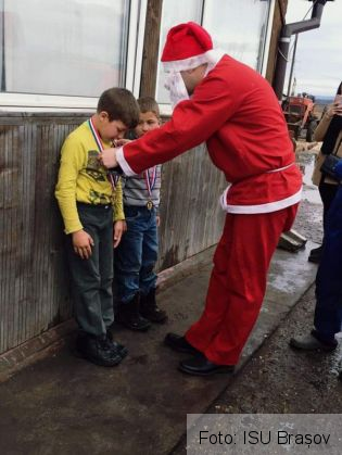Îndrumat de ISU Brașov, Moș Crăciun a ajuns la o fermă, la trei copii orfani de tată (FOTO) 5 FB_IMG_1577134660925_276449.jpg
