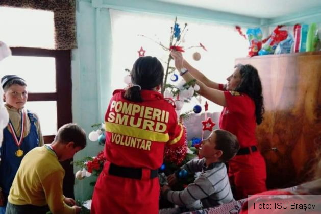 Îndrumat de ISU Brașov, Moș Crăciun a ajuns la o fermă, la trei copii orfani de tată (FOTO) 7 FB_IMG_1577134664306_276451.jpg