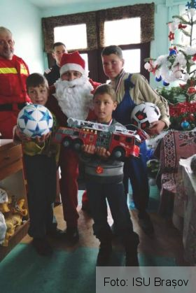 Îndrumat de ISU Brașov, Moș Crăciun a ajuns la o fermă, la trei copii orfani de tată (FOTO) 8 FB_IMG_1577134671450_276444.jpg