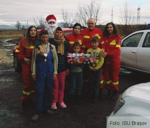 Îndrumat de ISU Brașov, Moș Crăciun a ajuns la o fermă, la trei copii orfani de tată (FOTO) 3 FB_IMG_1577134675469_276447.jpg