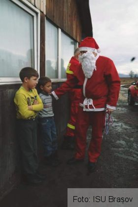 Îndrumat de ISU Brașov, Moș Crăciun a ajuns la o fermă, la trei copii orfani de tată (FOTO) 2 FB_IMG_1577134683446_276446.jpg