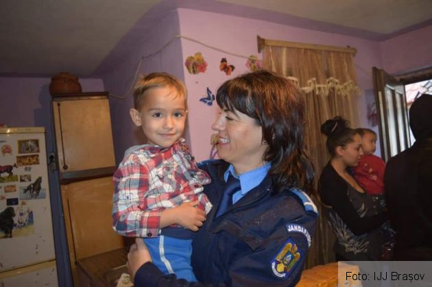 Îndrumat de ISU Brașov, Moș Crăciun a ajuns la o fermă, la trei copii orfani de tată (FOTO) 9 FB_IMG_1577138978816_276453.jpg