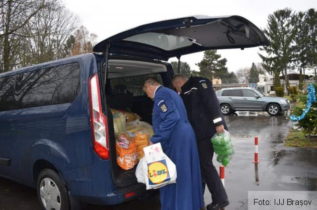 Îndrumat de ISU Brașov, Moș Crăciun a ajuns la o fermă, la trei copii orfani de tată (FOTO) 12 FB_IMG_1577138993162_276456.jpg