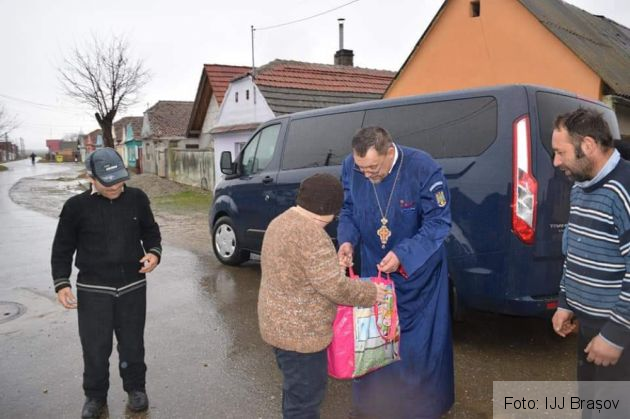 Îndrumat de ISU Brașov, Moș Crăciun a ajuns la o fermă, la trei copii orfani de tată (FOTO) 11 FB_IMG_1577138998218_276455.jpg