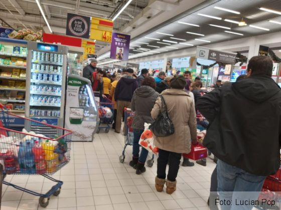 BRAȘOV. Atenție, restricție la intrarea în supermarket! Ajunul Crăciunului, extrem de aglomerat! (FOTO) 3 IMG-20191224-WA0007_276467.jpg